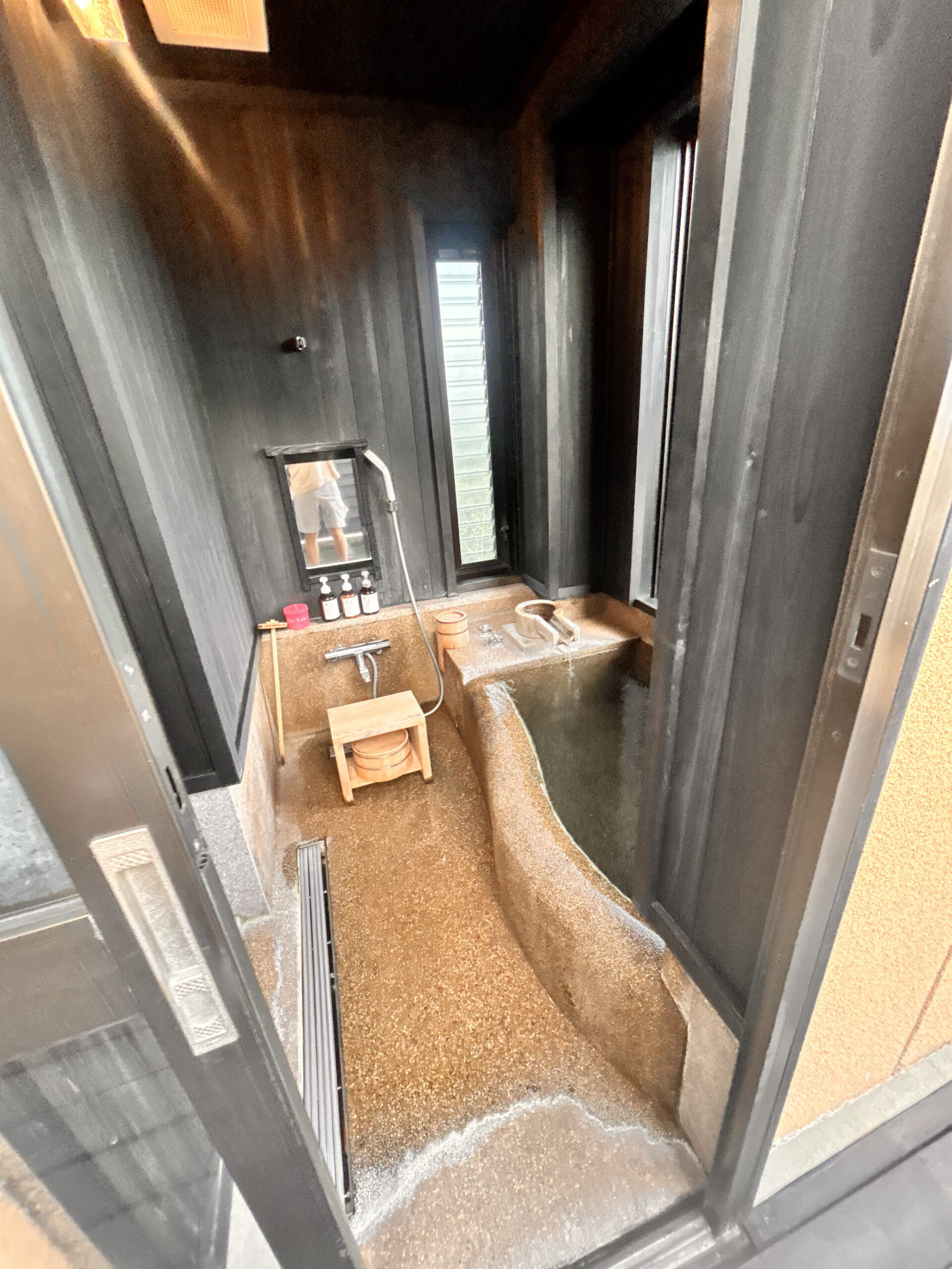 お宿うち山・雪タイプ2階の室内風呂（御影石の浴槽・温度設定が高めなのでスタッフに2-3℃下げ依頼推奨）
