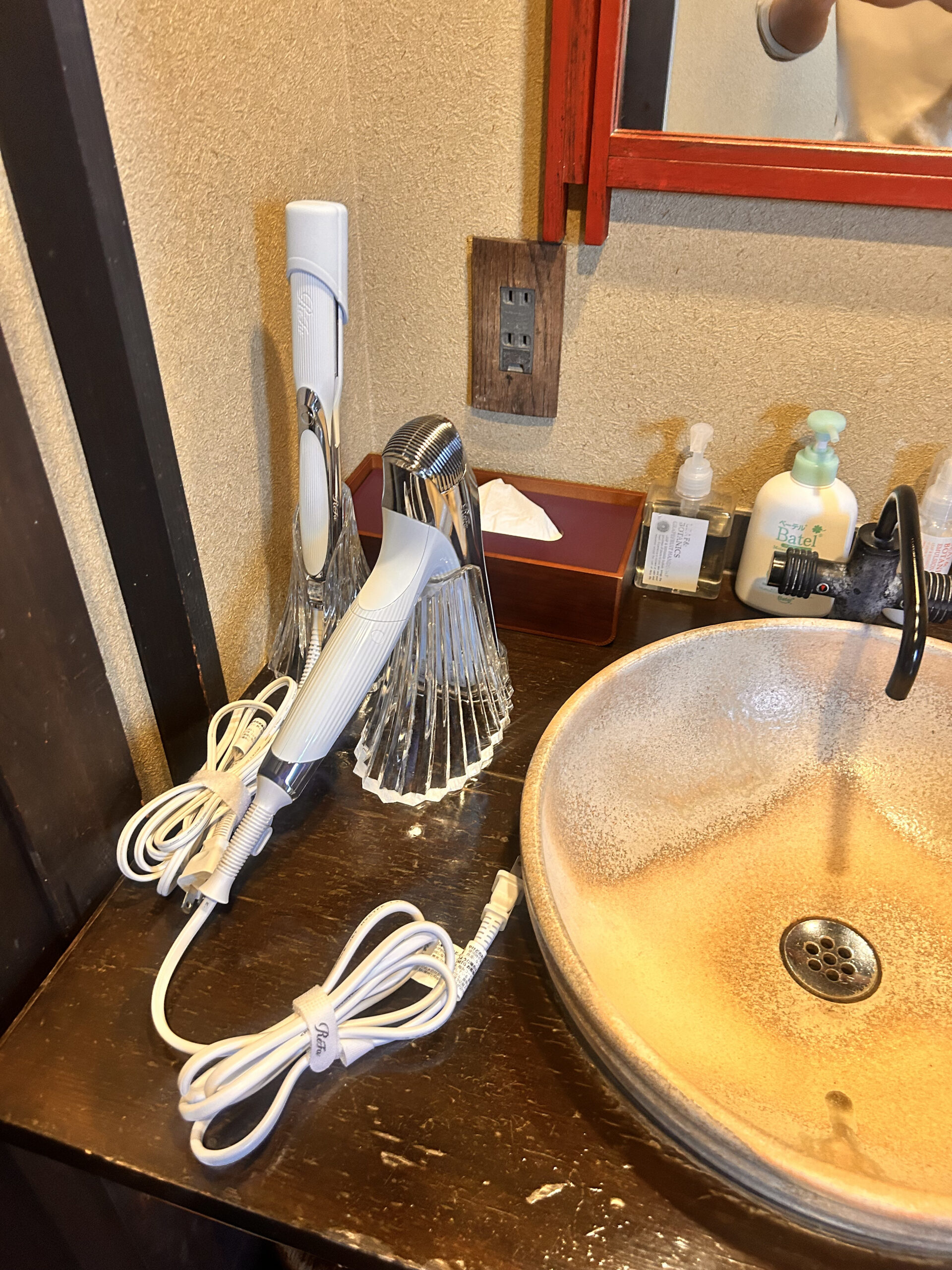 お宿うち山の洗面台と備品（陶器の手洗いボウル・ドライヤー・ハンドソープ等の客室共通アメニティ）