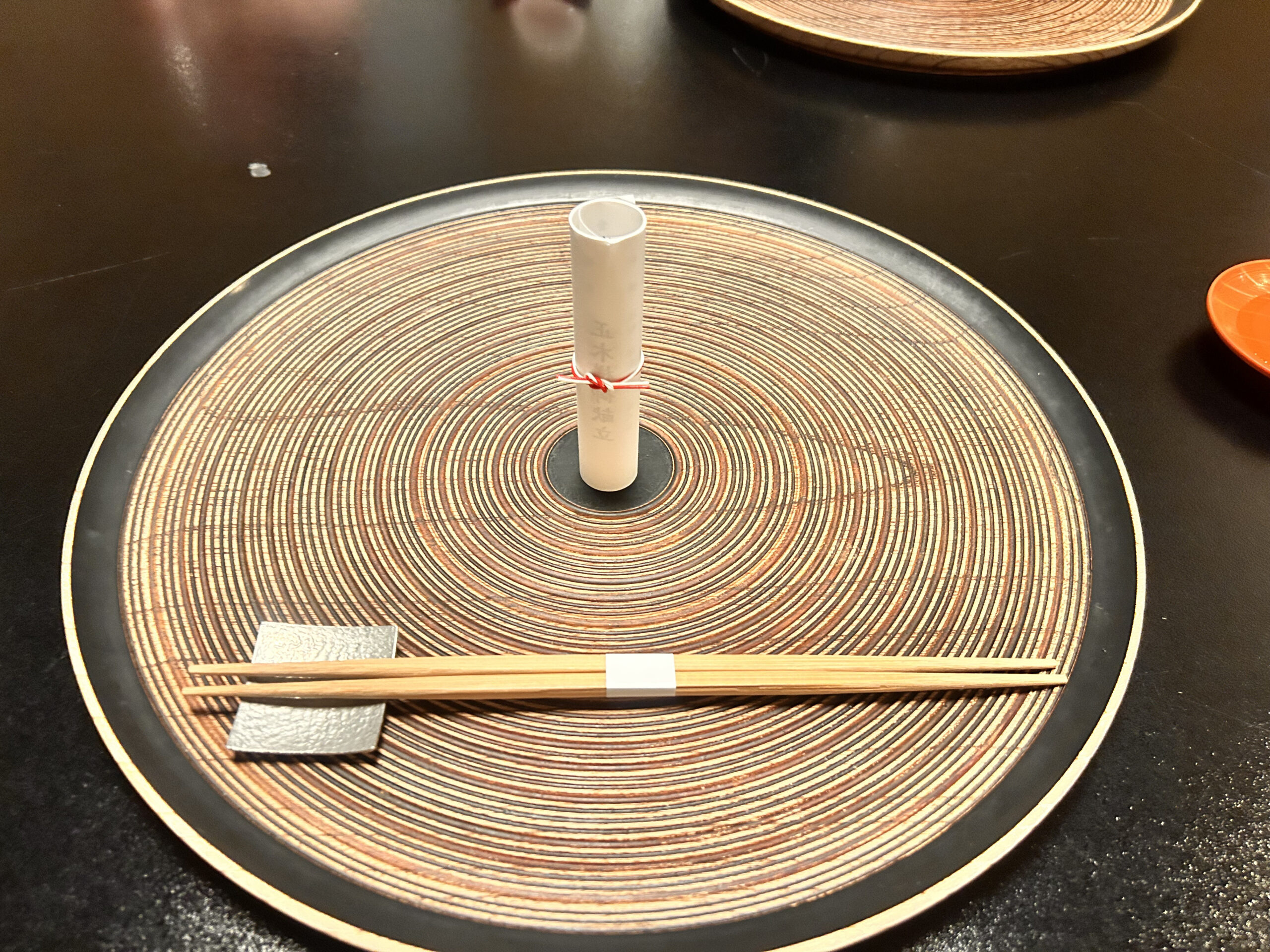 お宿うち山の部屋食セッティング（黒い座卓に箸置きと取り皿）
