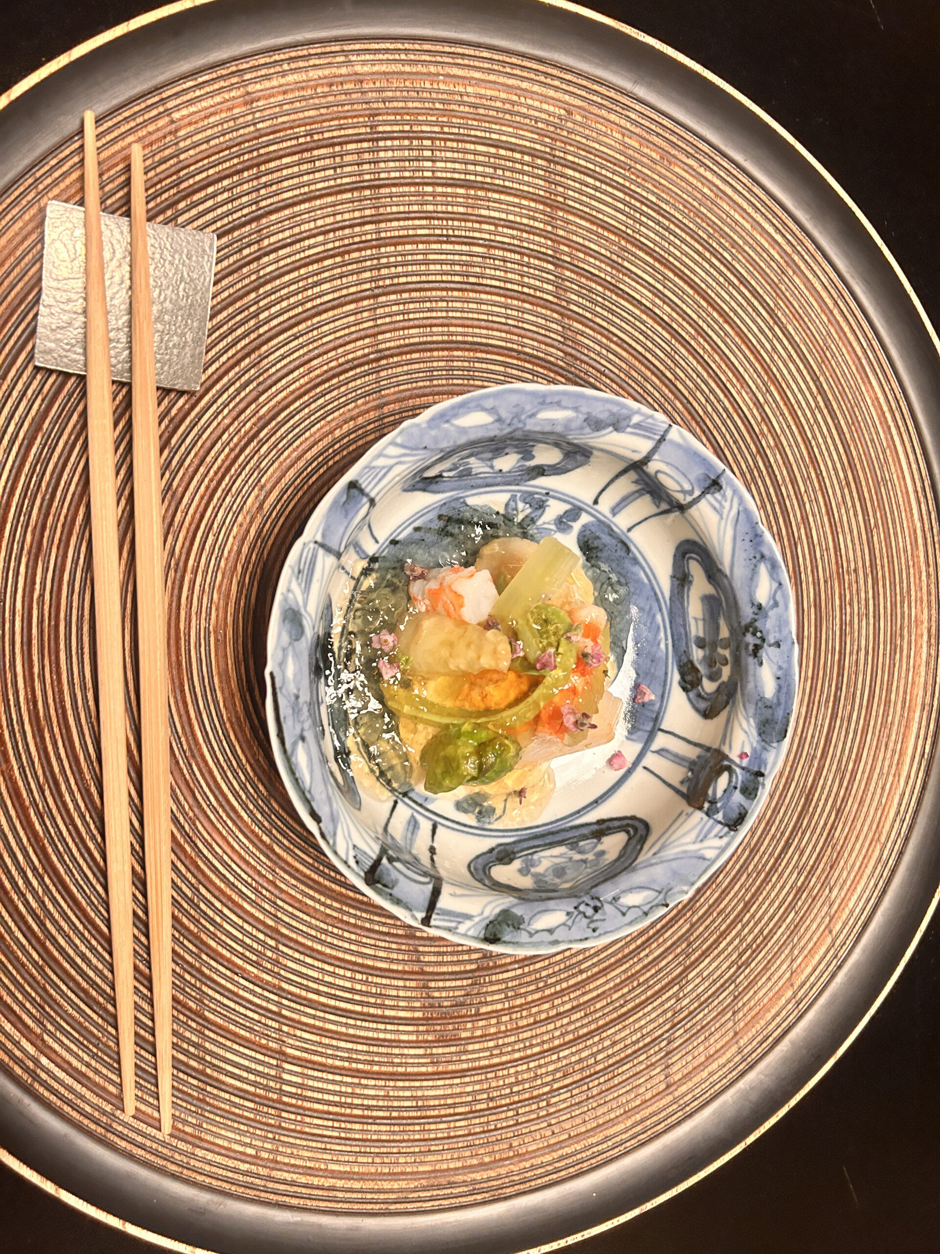 うち山流懐石・先付（青磁の小鉢に春の野菜と海老の前菜）