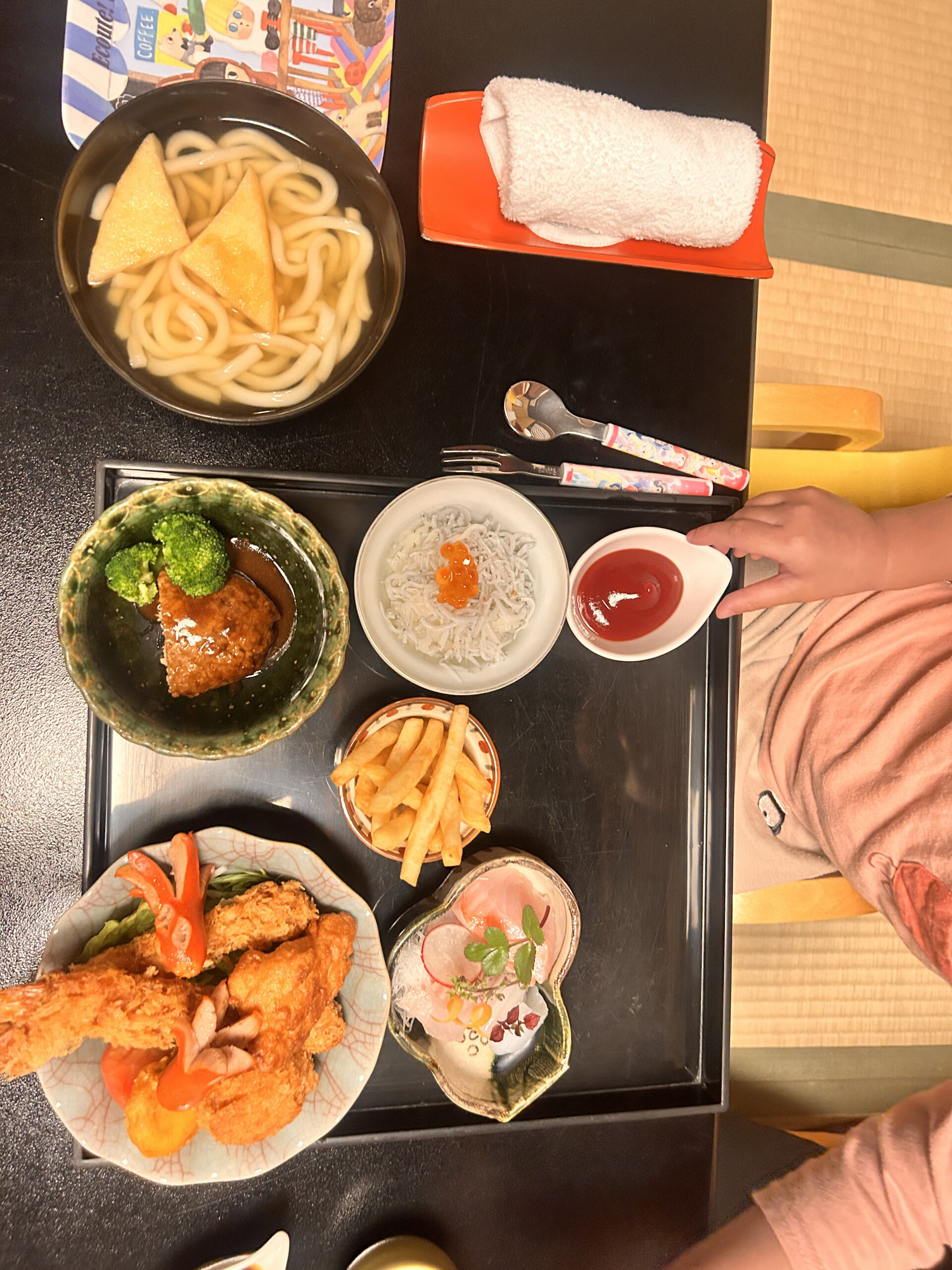 お宿うち山の子供用メニュー（夕食）：唐揚げ・タコさんウィンナー・エビフライ・ハンバーグ・うどん・フライドポテト