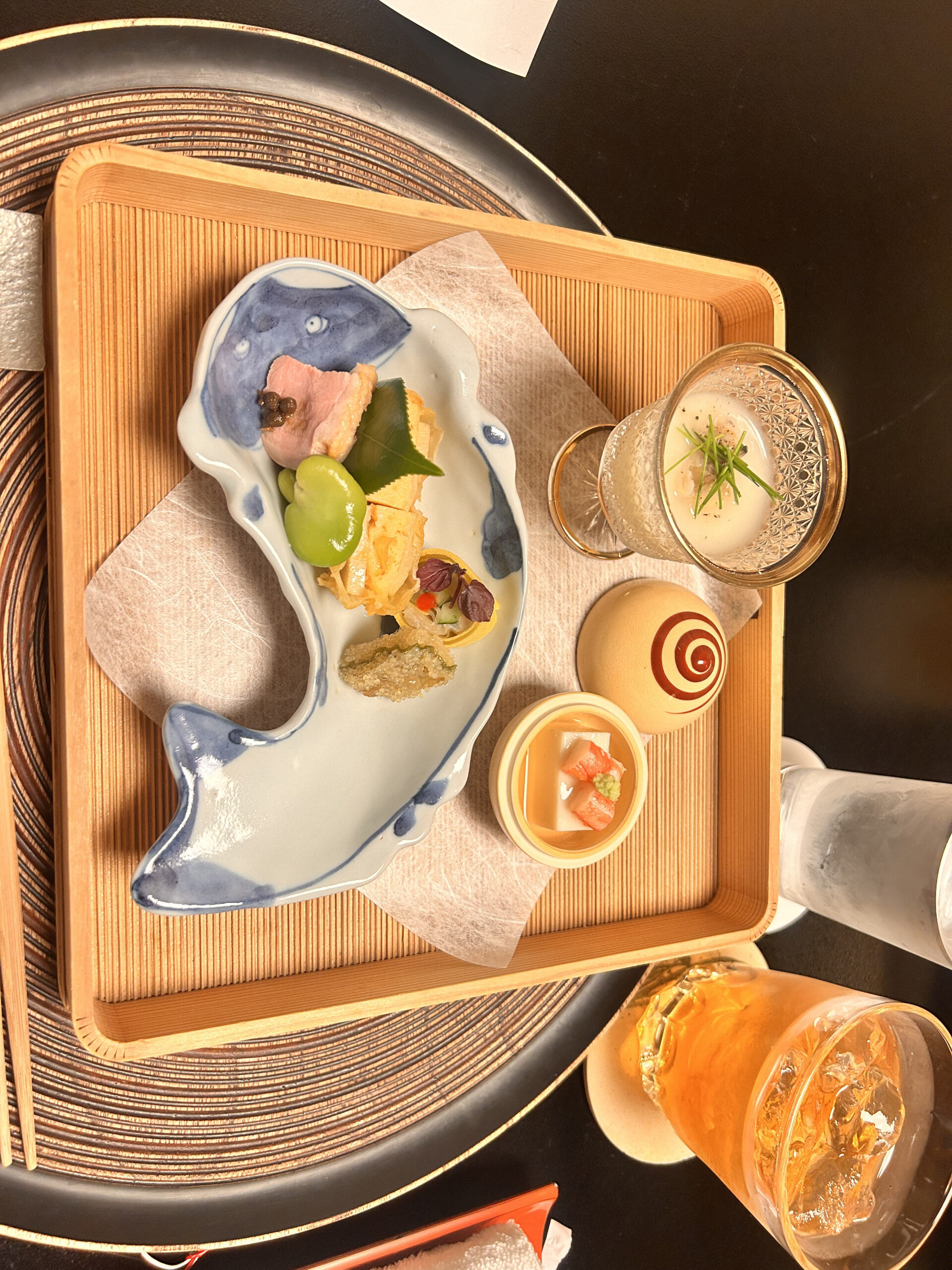 うち山流懐石の前菜盛り合わせ（魚形の青磁皿に春の彩り）