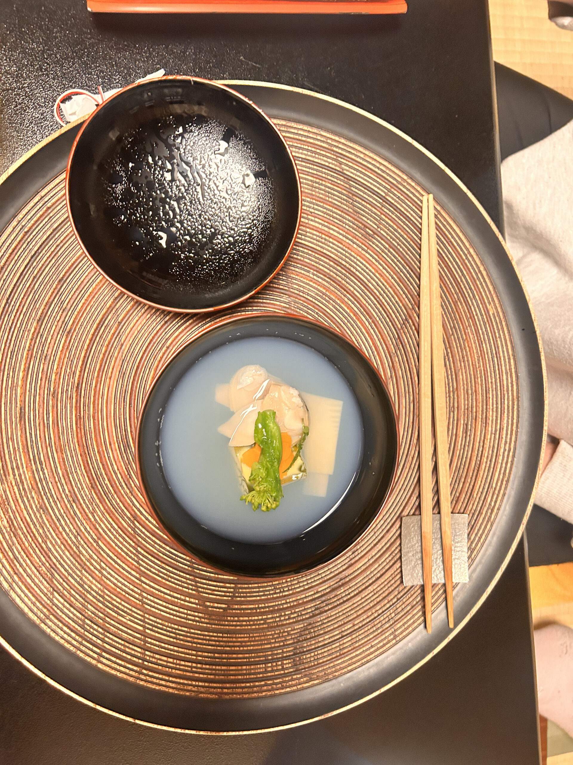 うち山流懐石のお椀料理（黒椀に湯葉・人参・春菊）
