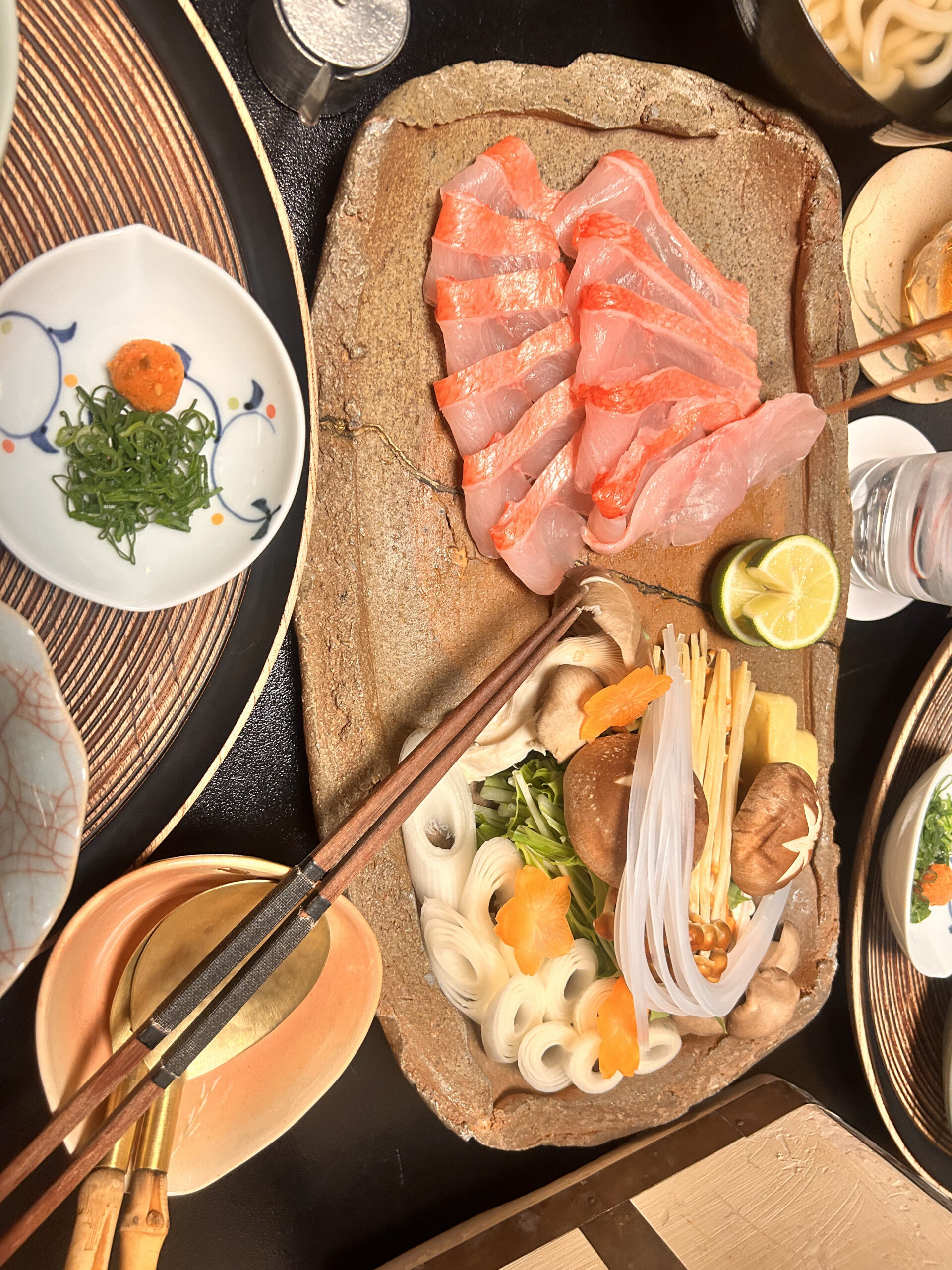 金目鯛のしゃぶしゃぶ（薄切りの金目鯛と季節野菜・きのこの鍋種）