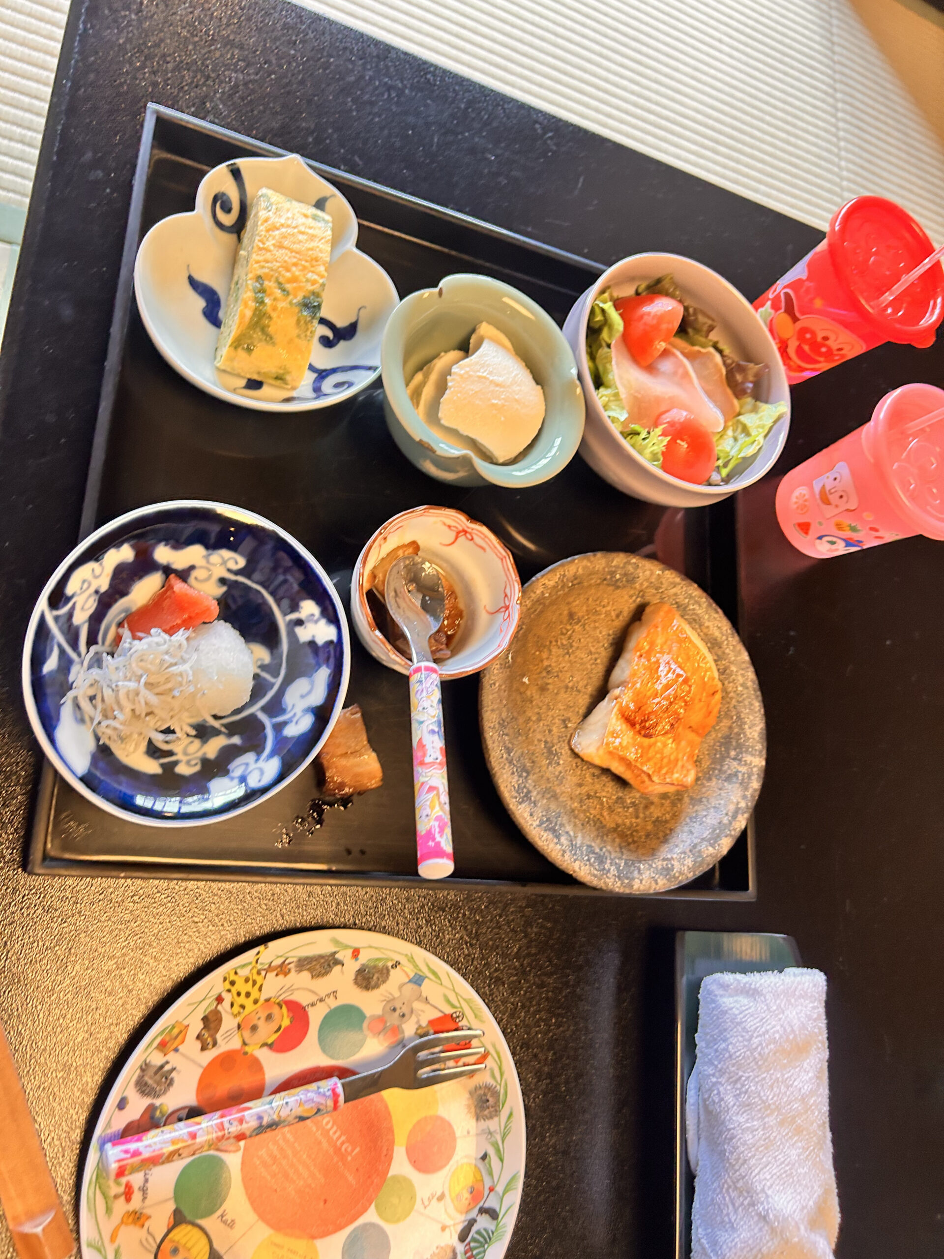 朝食の子供用メニュー（だし巻き卵・茶碗蒸し・サラダ・焼き魚・アンパンマンマグ）