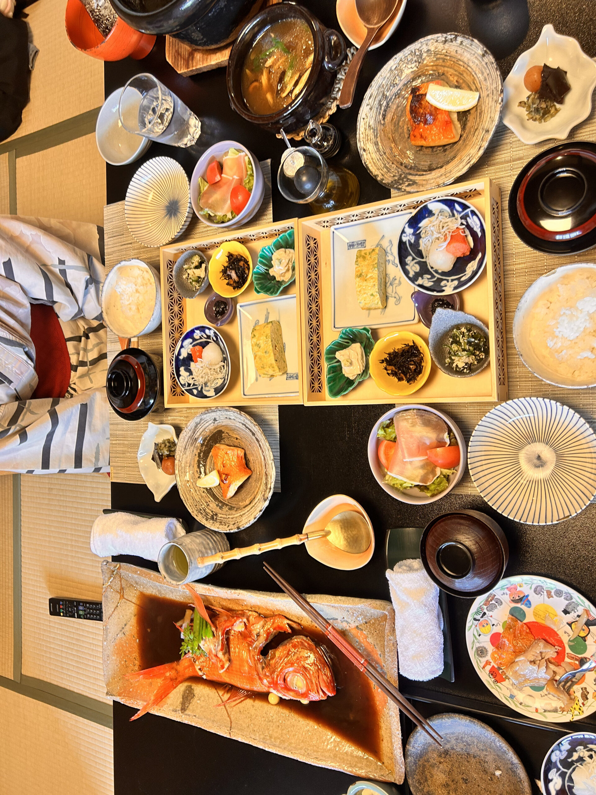 お宿うち山の朝食全景（金目鯛・焼き魚・小鉢・お椀・土釜炊きご飯の和朝食）