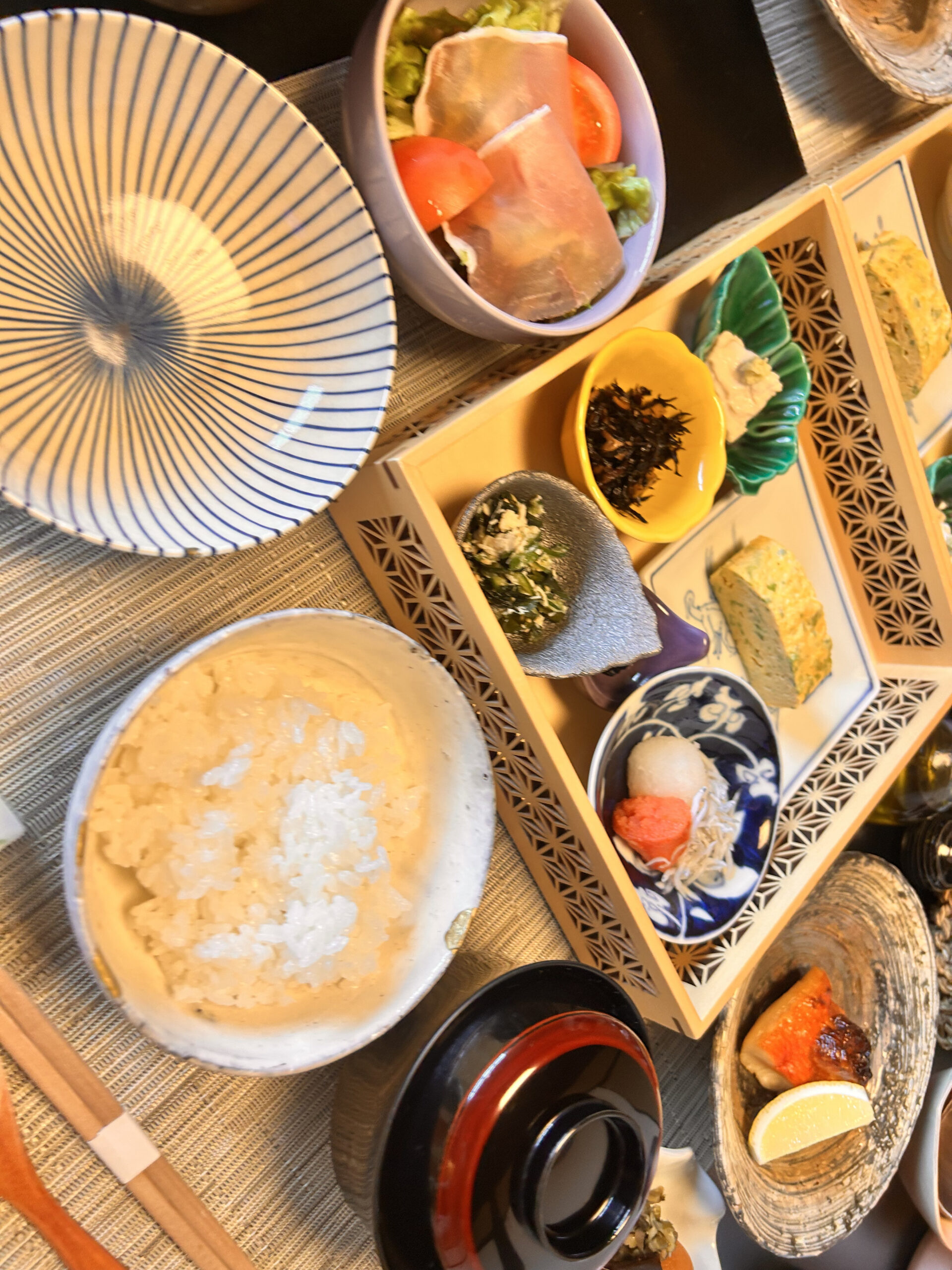 土釜で朝に炊き上げられたご飯と焼き魚・小鉢・茶碗蒸し（お宿うち山の朝食メイン）