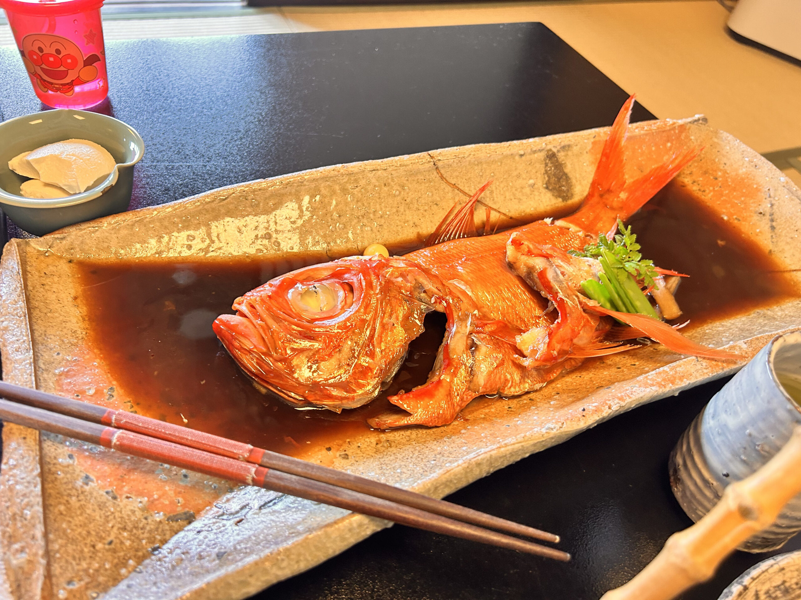 お宿うち山の金目鯛の煮付け（伊豆名物・濃いめの醤油ダレで艶やか）