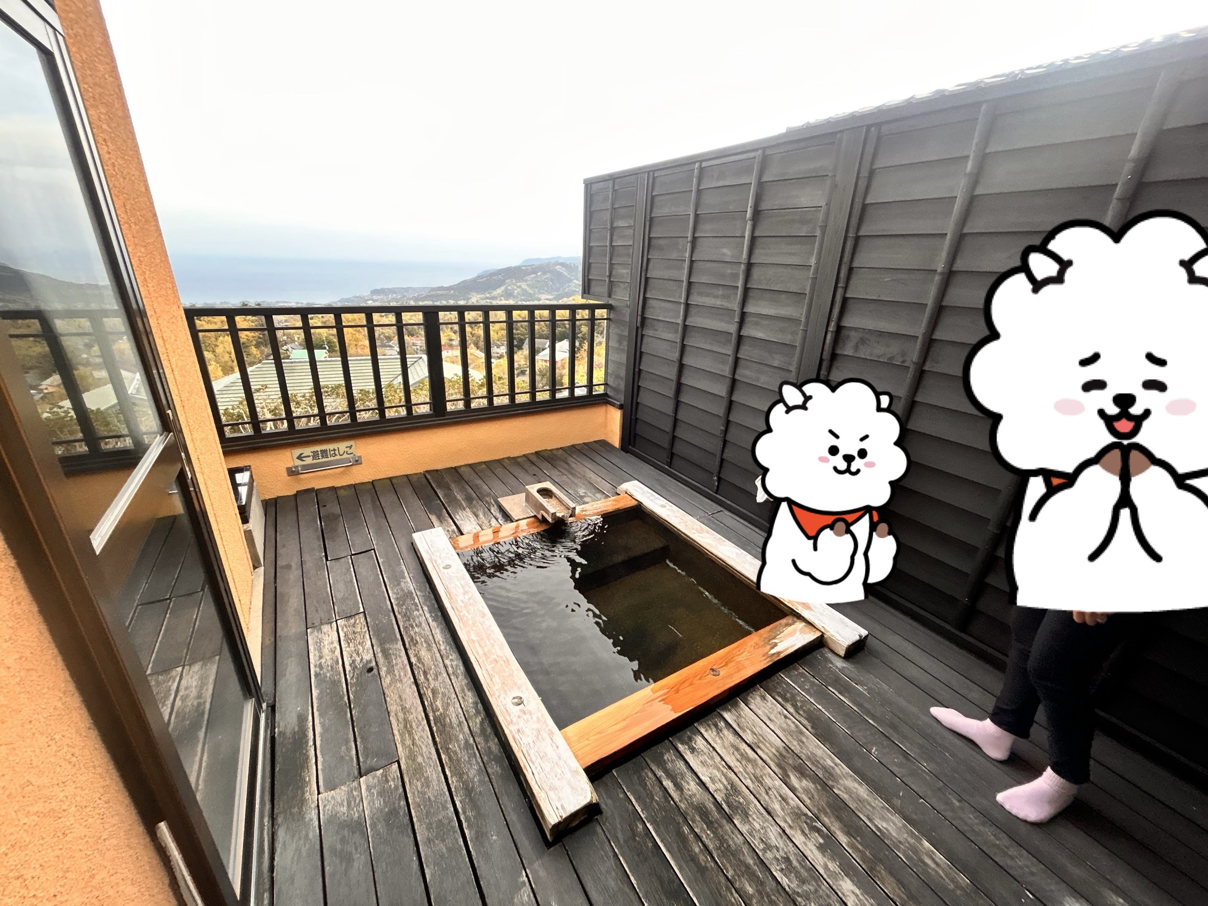 お宿うち山・雪タイプ2階露天風呂と家族3人（息子と妻のうしろ姿、顔は隠してプライバシー保護）
