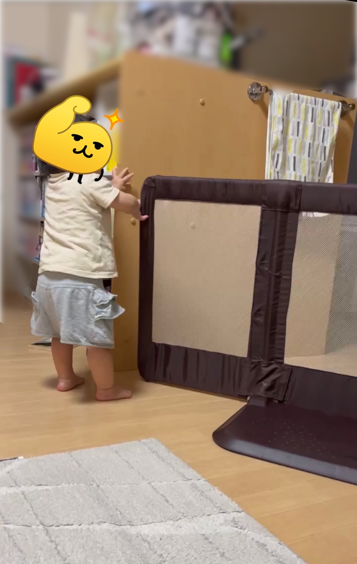 1歳ごろの娘がおくだけとおせんぼを横から押している様子