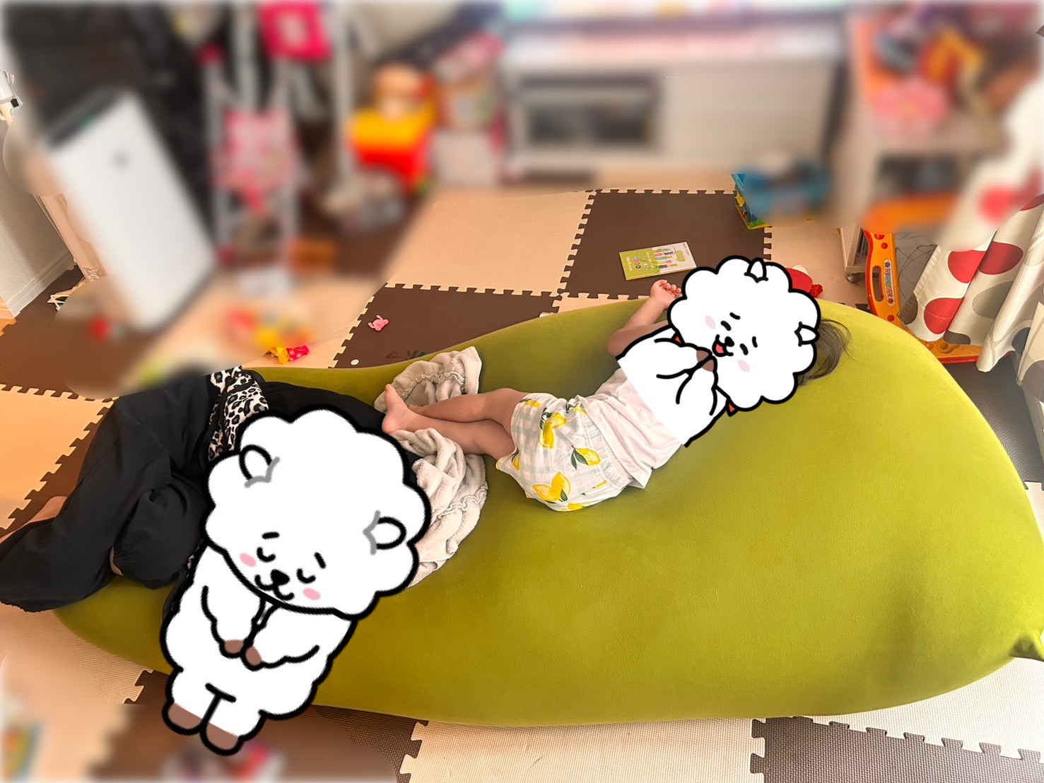 ヨギボーMaxで親子が一緒に過ごしている様子