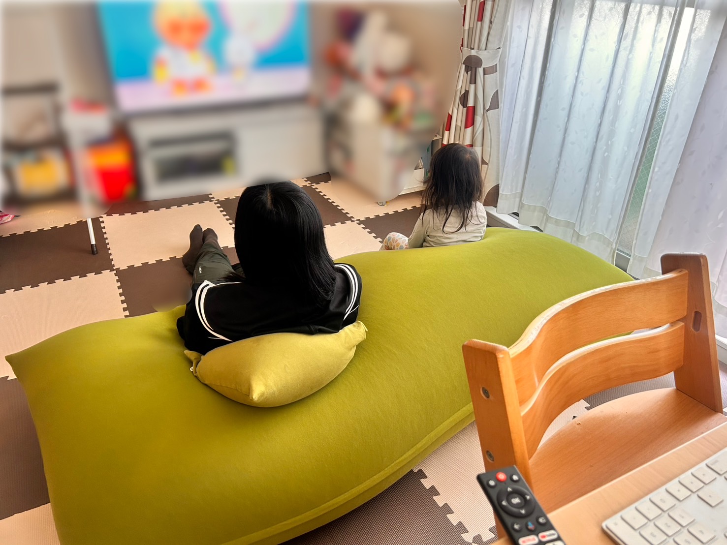 ヨギボーMaxでテレビを見る親子