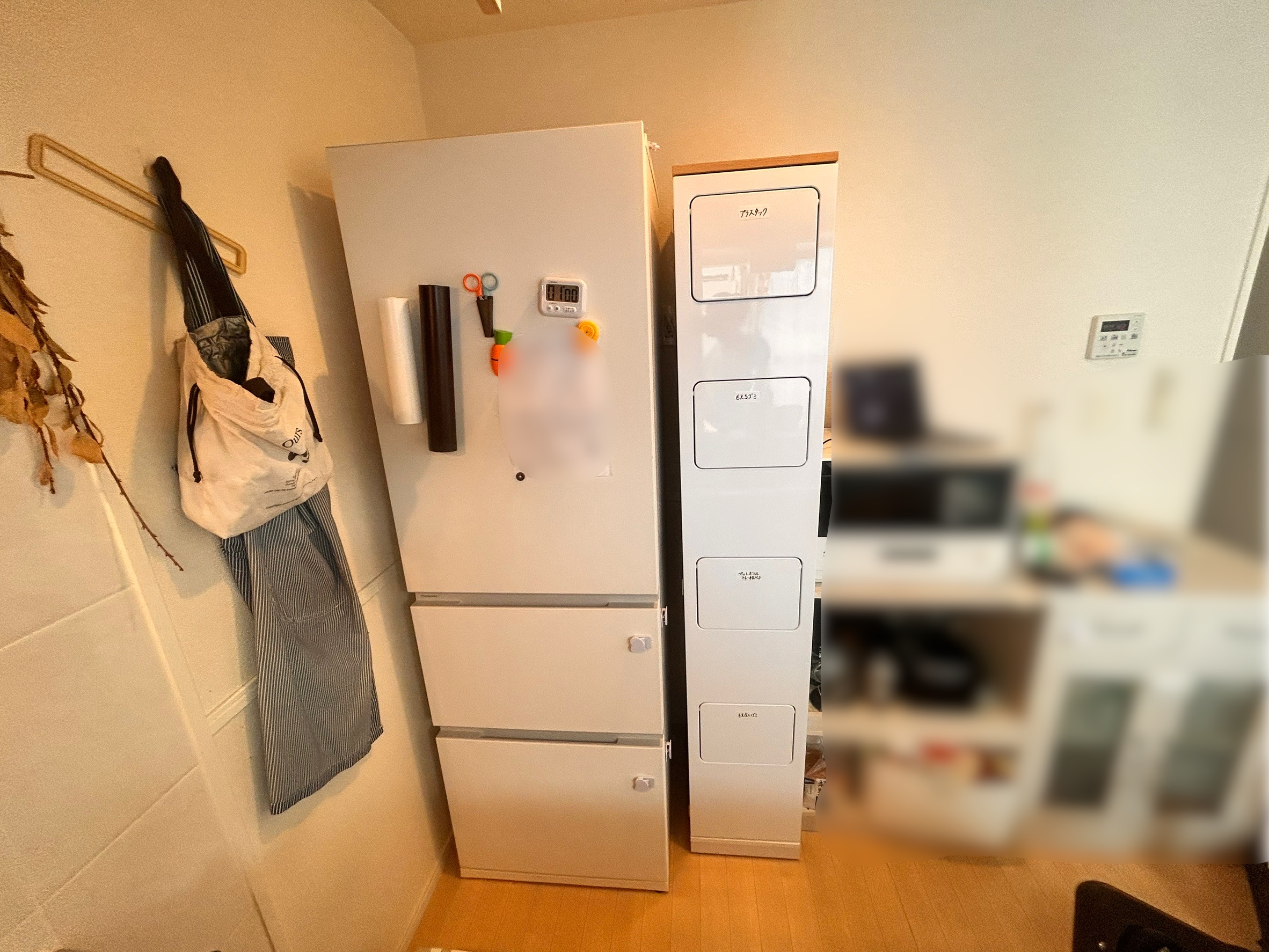 ぼん家具 縦型4分別ダストボックス 冷蔵庫横に設置した全体像