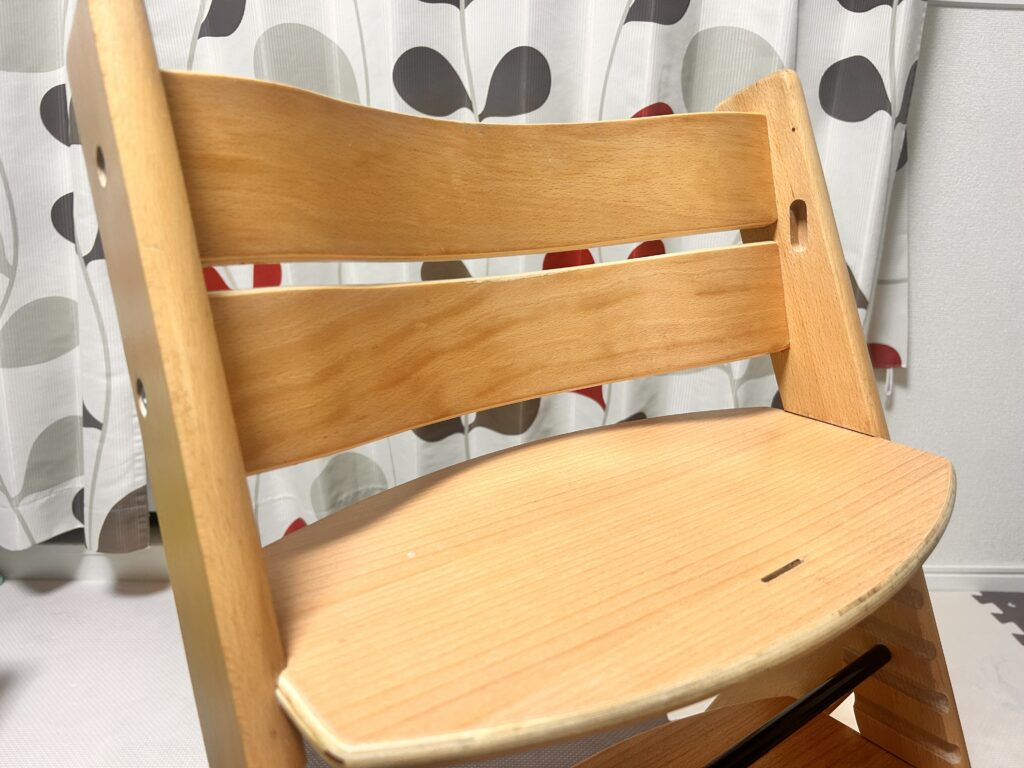 乗り出し防止バーを外した状態のアイリスプラザ木製ハイチェアの座面まわり