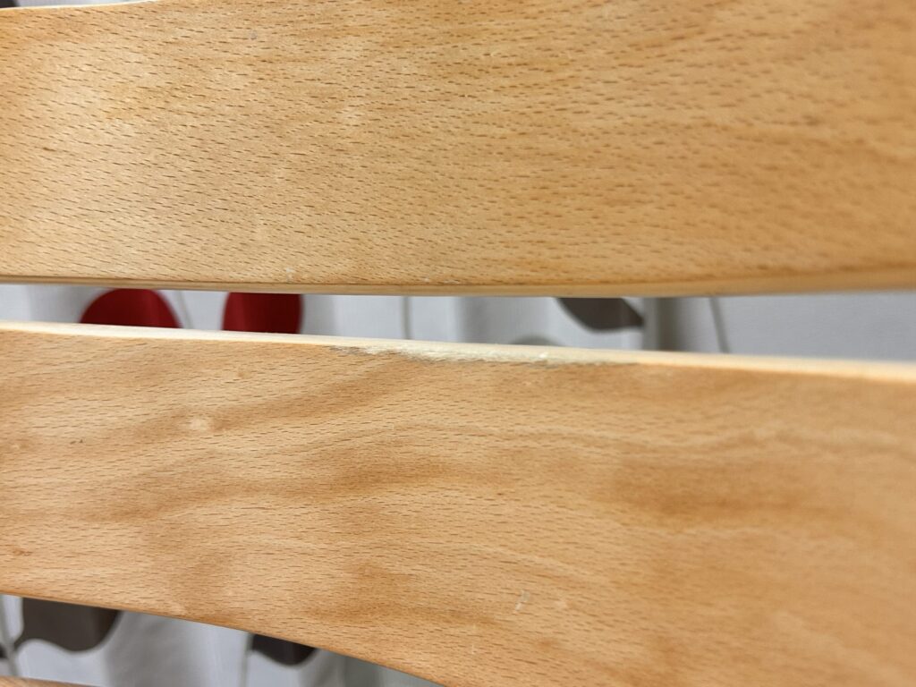 2年使った木製ハイチェアの背もたれに残る傷とうっすらした汚れ