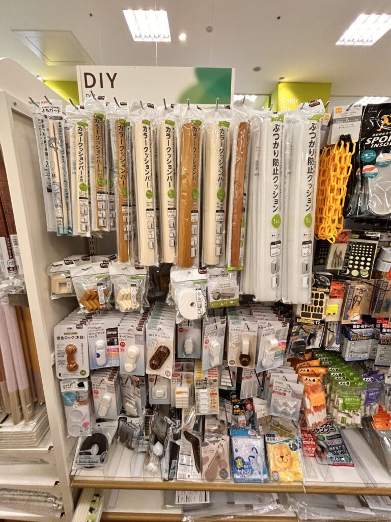 セリアのコーナーガード売り場、DIYコーナーの棚に並んでいる様子