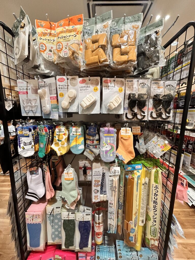 キャンドゥのコーナーガード売り場、ベビーコーナーの棚