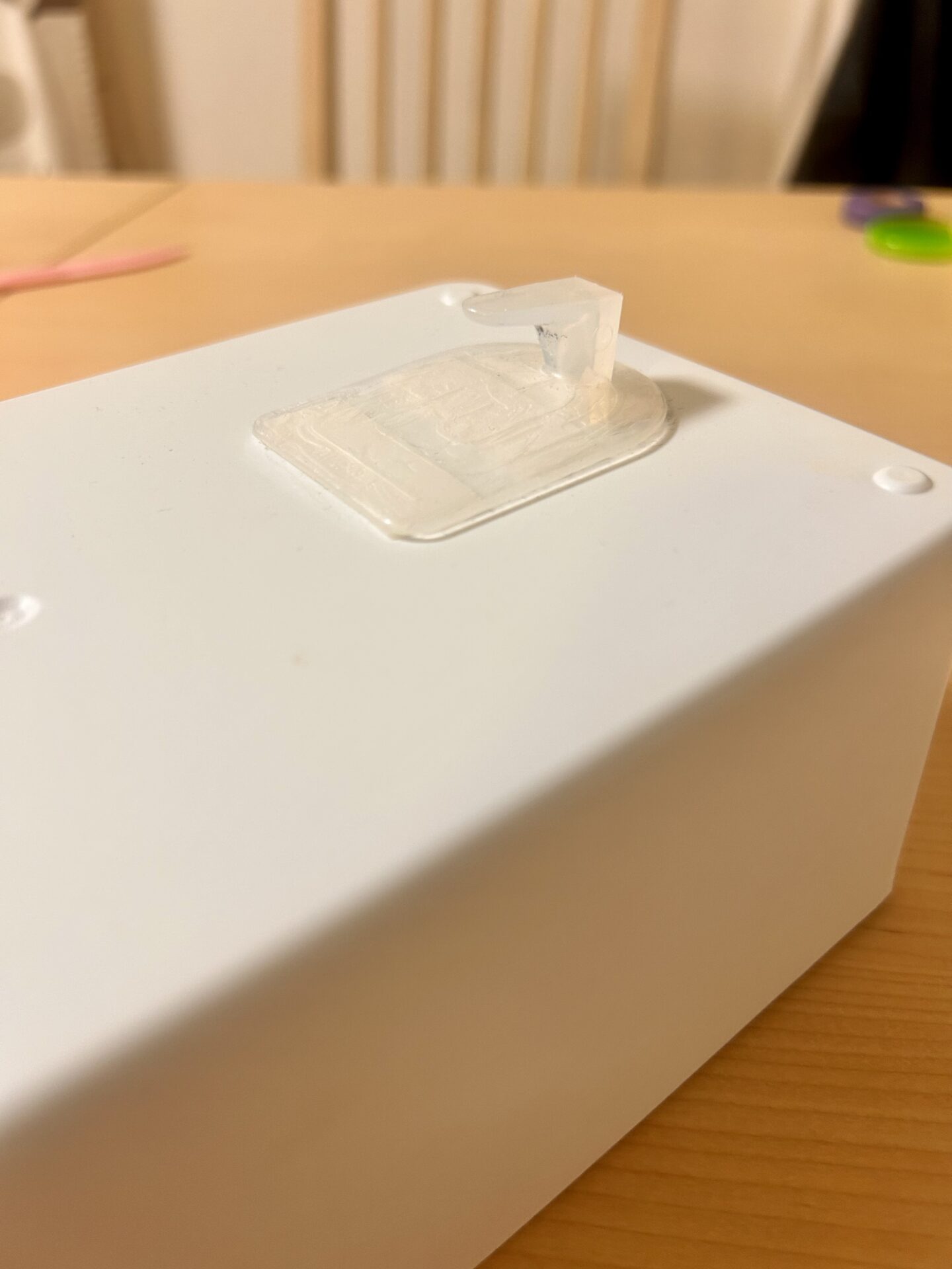 ティッシュケースにダイソーフックを取り付けた様子1