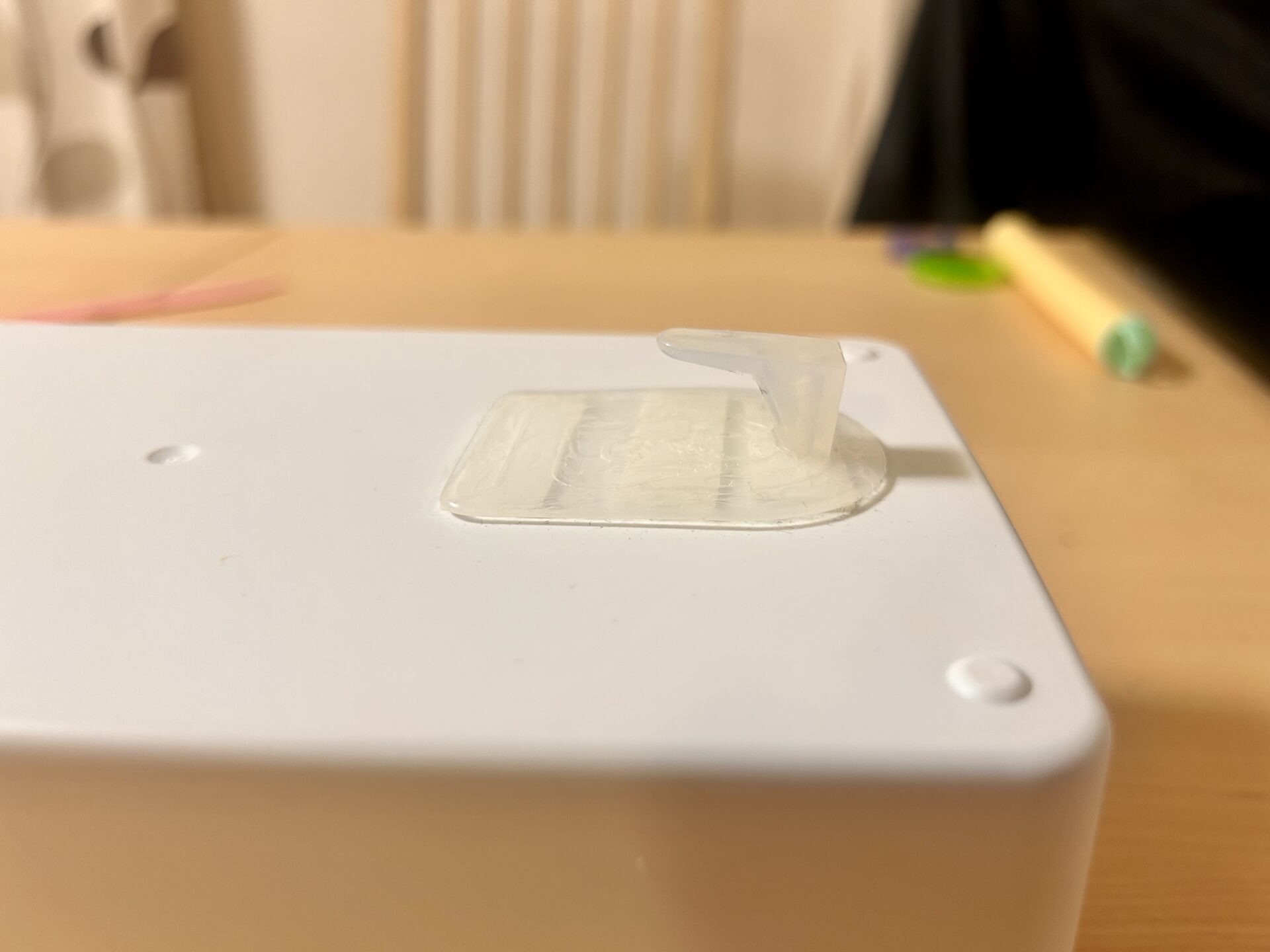 ティッシュケースにダイソーフックを取り付けた様子2