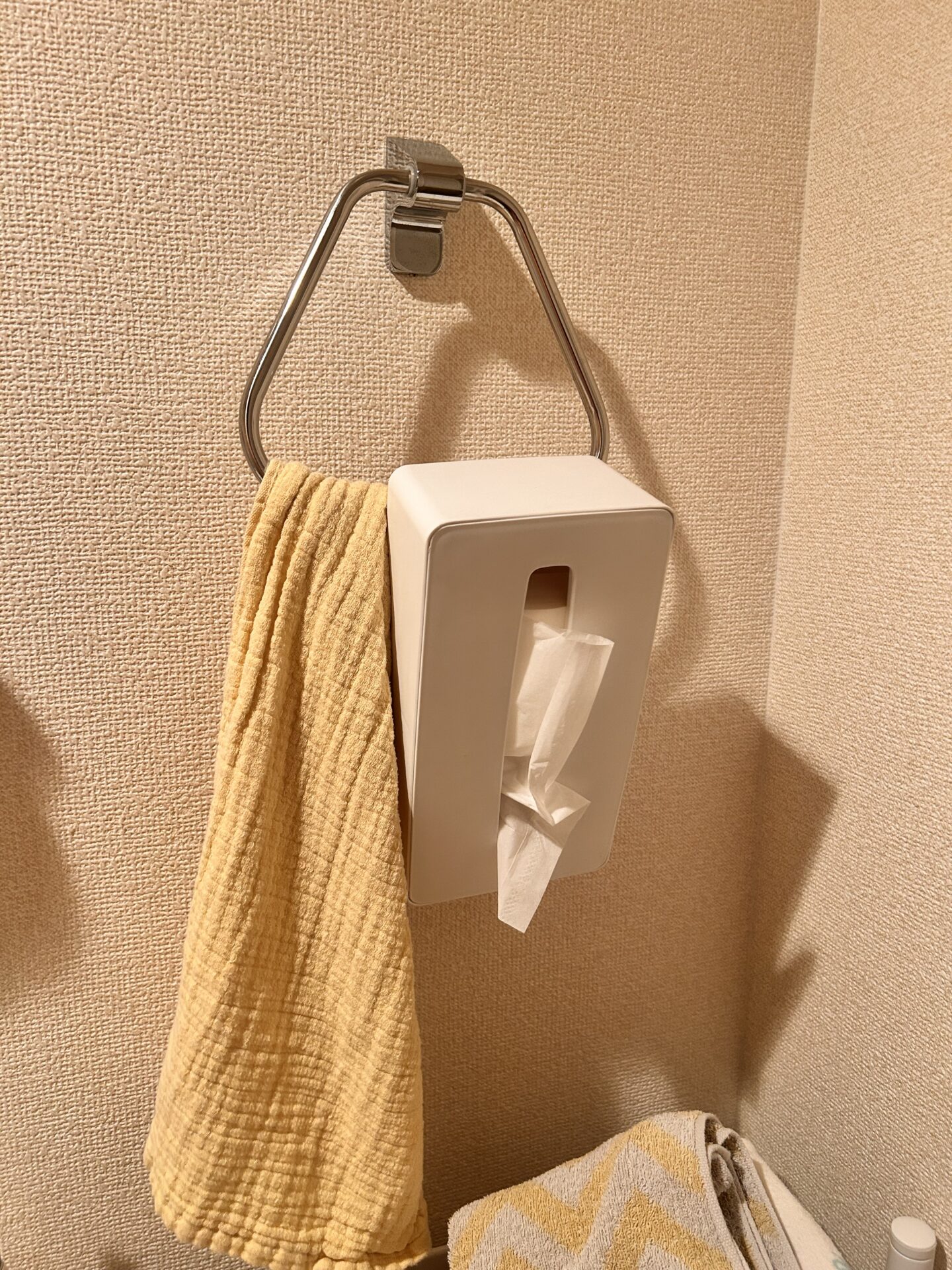 タオル掛けに吊るしたティッシュケース完成形