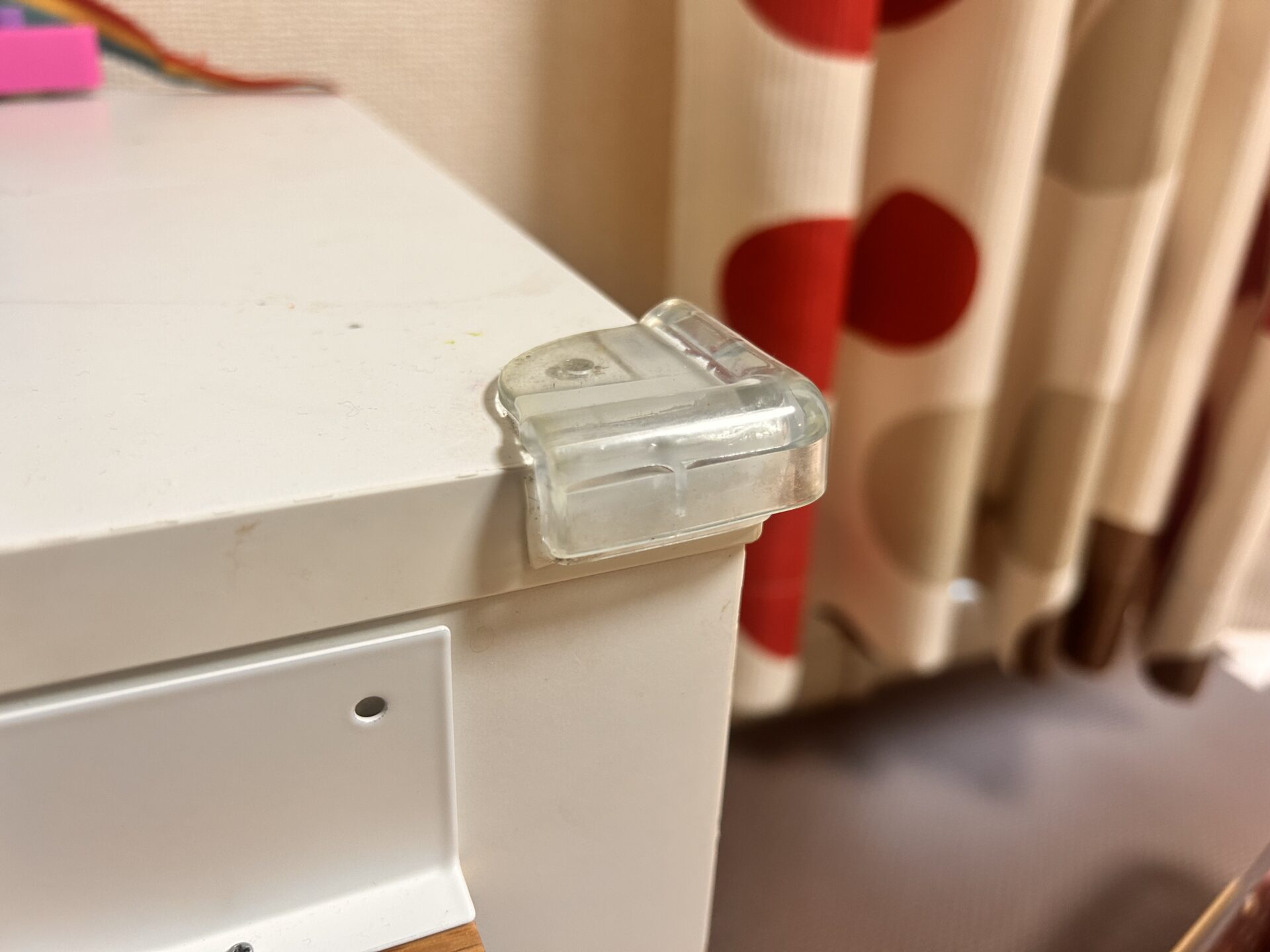 おもちゃ棚の角に1年以上貼っているシリコン型コーナーガード