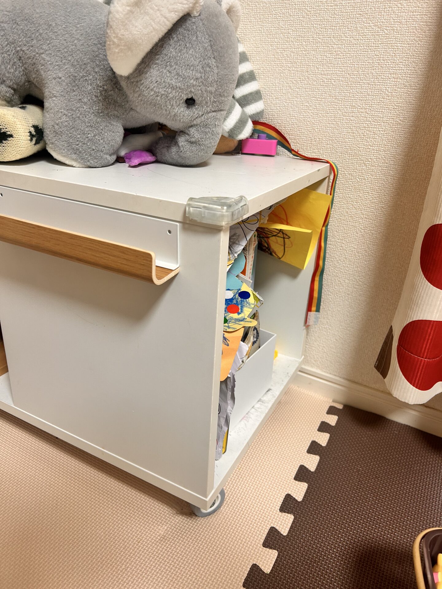子どもが自分で近づくおもちゃ棚