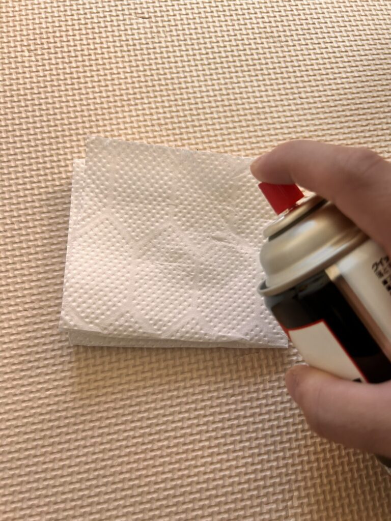 キッチンペーパーにパーツクリーナーをスプレーします