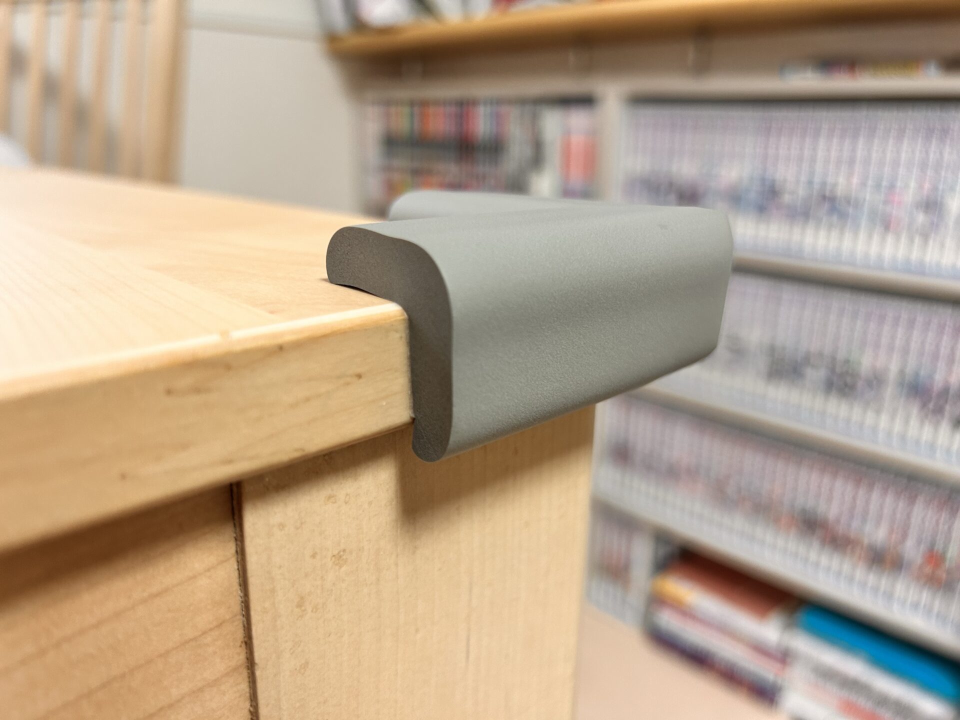 ダイソーのコーナークッションを実際に家具の角に取り付けた様子