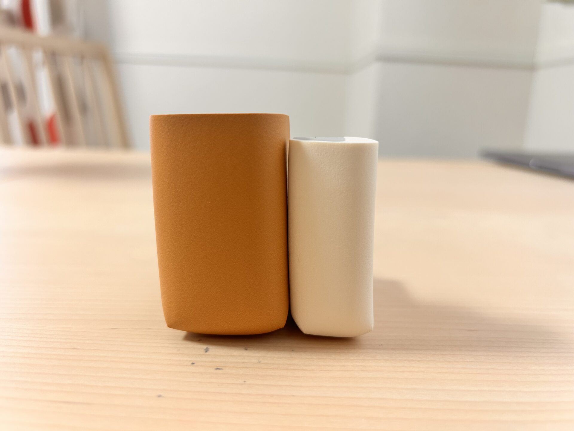 セリアのコーナークッション大(茶)と小(白)を立てて比較