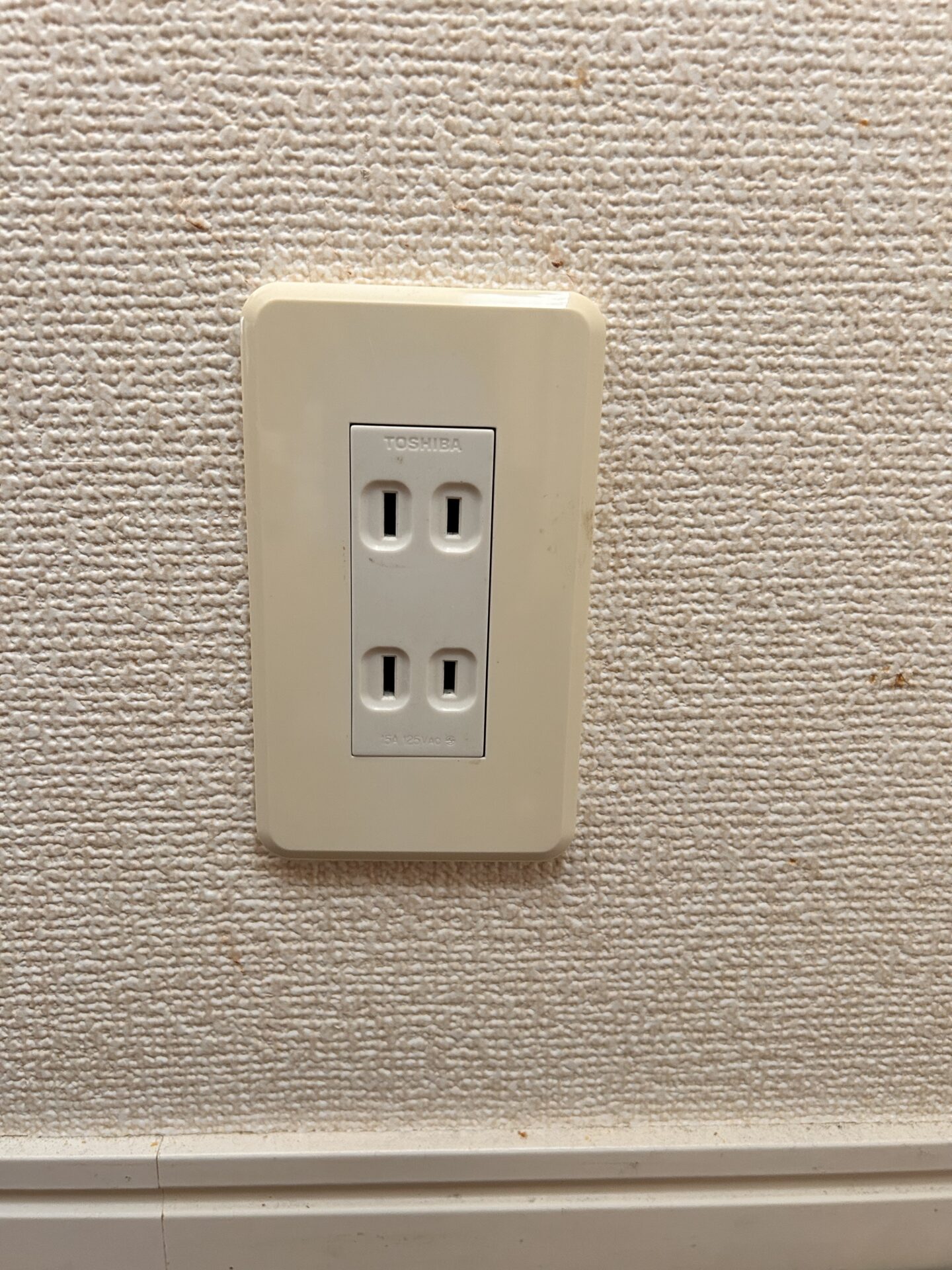取り付け前、もともとの化粧板がついたコンセント
