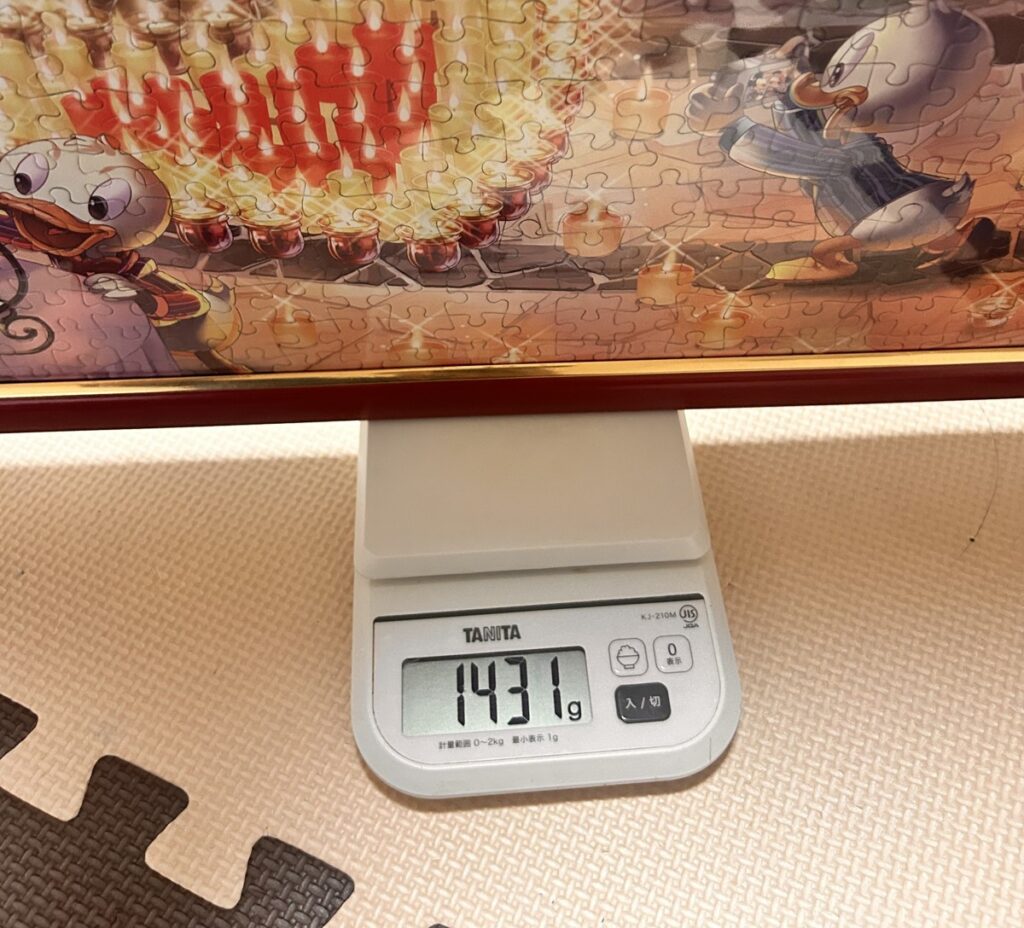 1000ピースパズルと額縁をキッチンスケールで量ると1431gだった