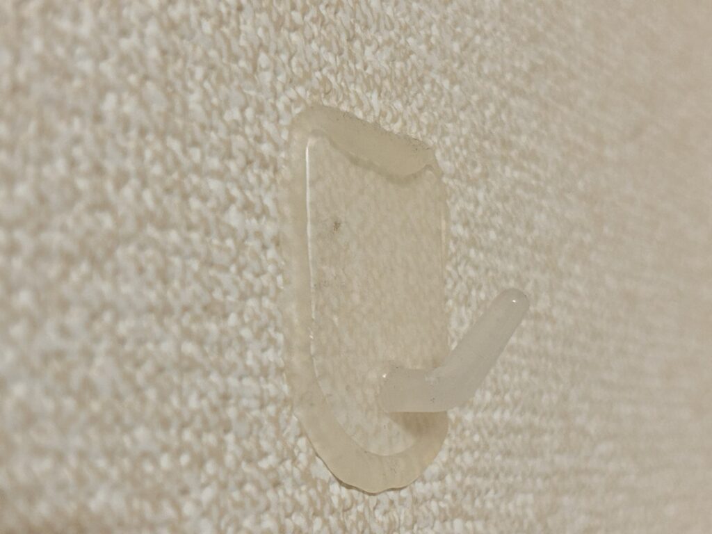 2年たったダイソー壁掛けフックのアップ。特殊接着剤の浮きや変色はない
