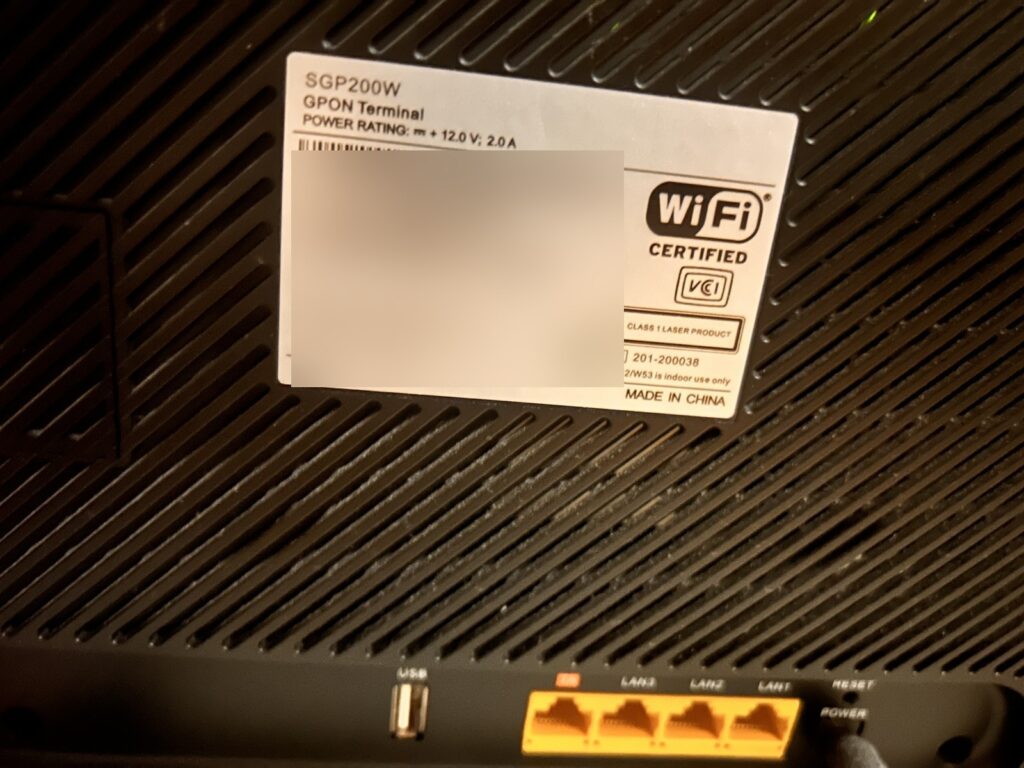 スターキャット光のONU一体型Wi-Fiルーター SGP200W の背面ラベル（番号とパスワードはぼかし）